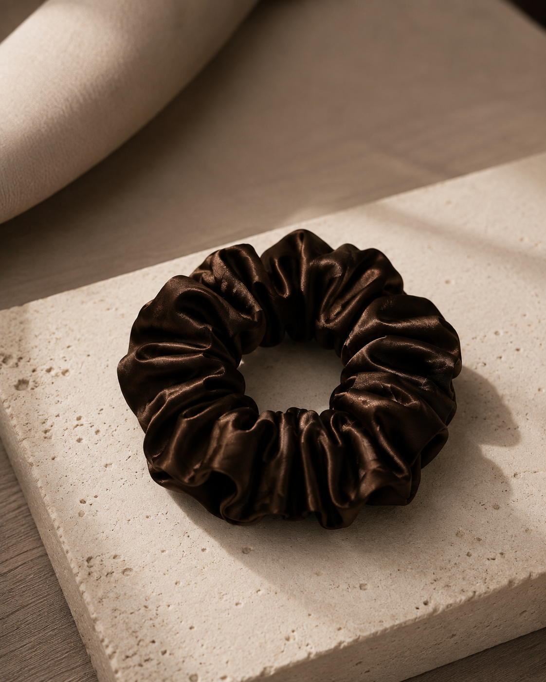 TÁCITA Scrunchie de Seda, Espresso
