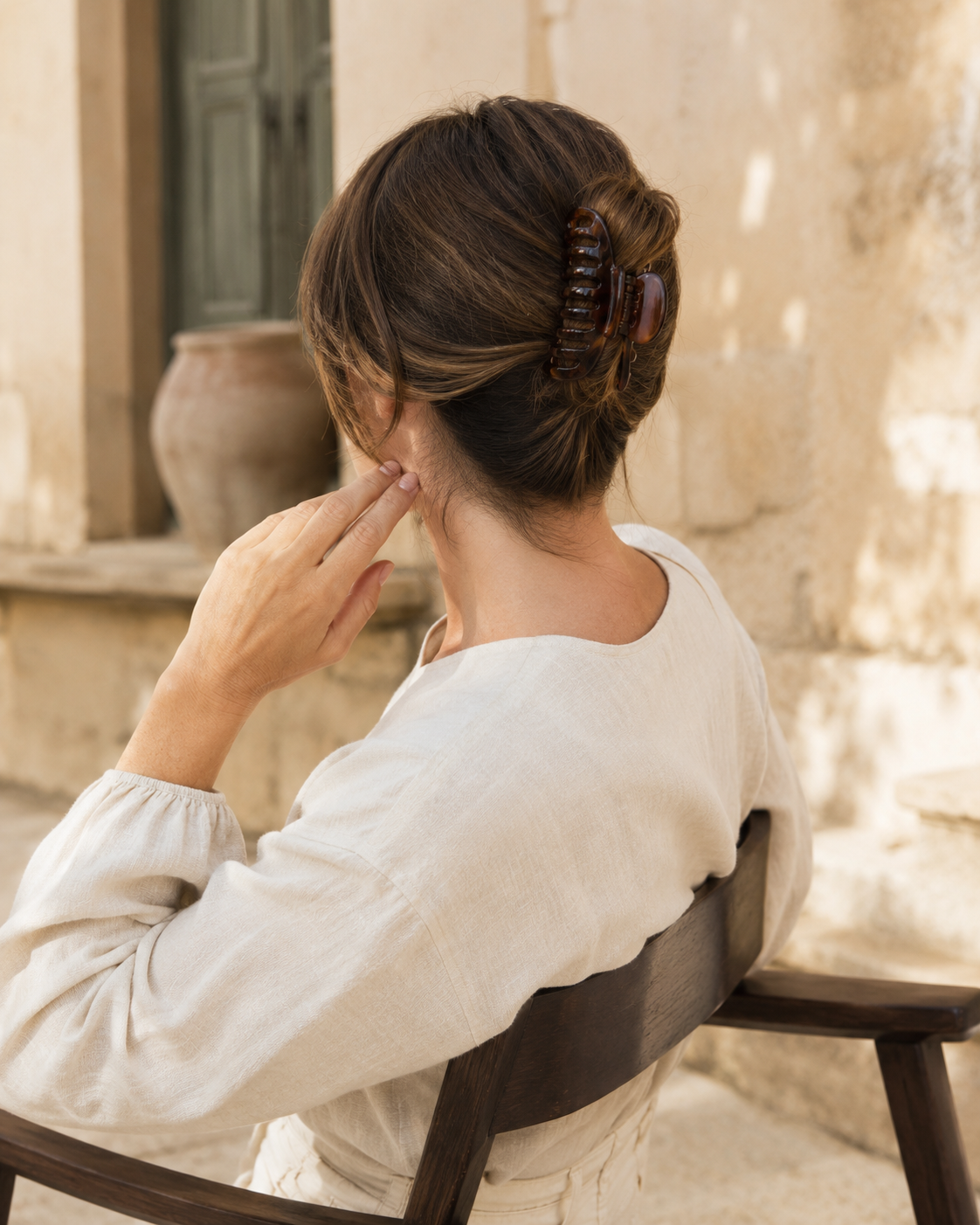Detalhe de penteado com acessório TÁCITA